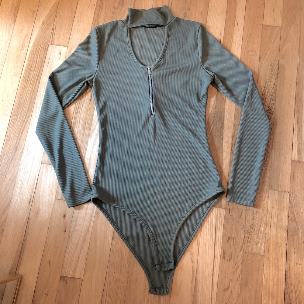 💚Boohoo Cut-out Zipper Bodysuit